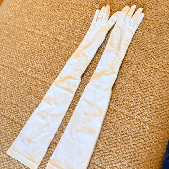 Opera-length White gloves with button Wrist - Picture 3 of 4